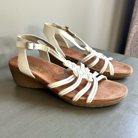 BareTraps Hallee Women Wedge White Ankle Strappy Sandals Sz 8 Boho Faux Leather - Picture 2 of 9